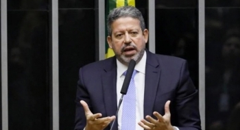 Lira diz estar analisando pedidos de impeachment contra Bolsonaro